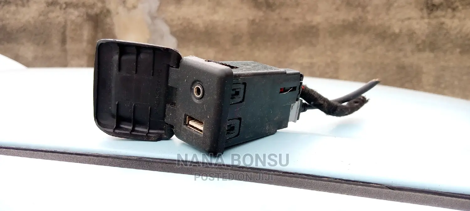 2018 Chevrolet Cruze USD and Axillary Cable Port