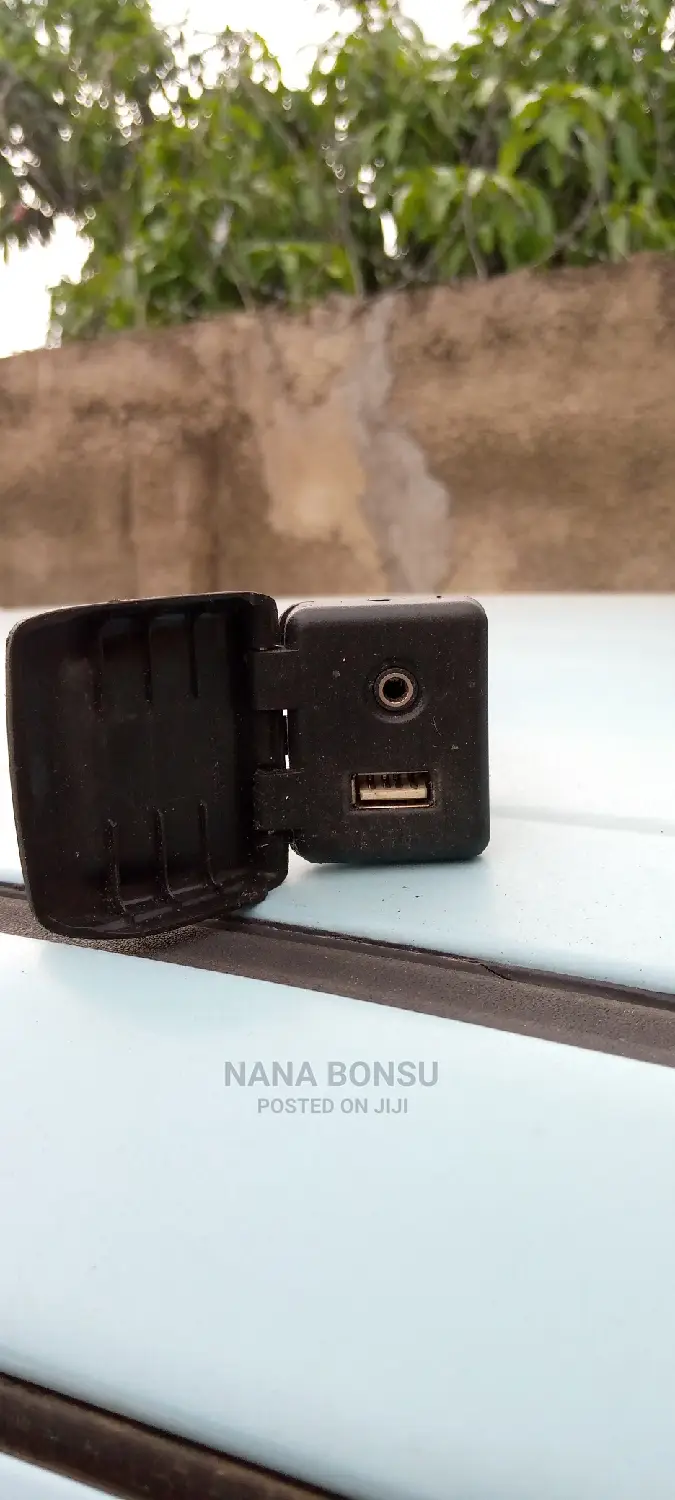2018 Chevrolet Cruze USD and Axillary Cable Port