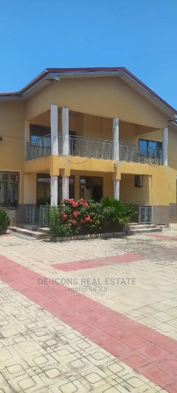 7bdrm Duplex in De-Icons Real Estate, Awutu Senya East Municipal