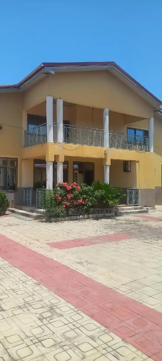 7bdrm Duplex in De-Icons Real Estate, Awutu Senya East Municipal