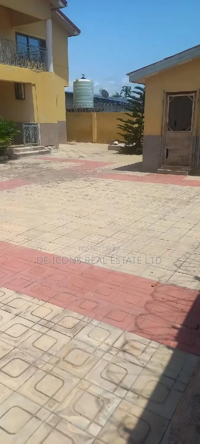 7bdrm Duplex in De-Icons Real Estate, Awutu Senya East Municipal