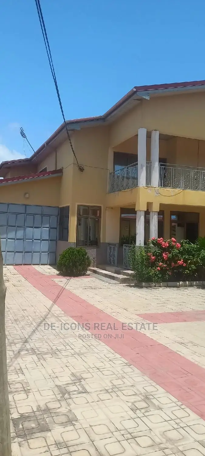 7bdrm Duplex in De-Icons Real Estate, Awutu Senya East Municipal