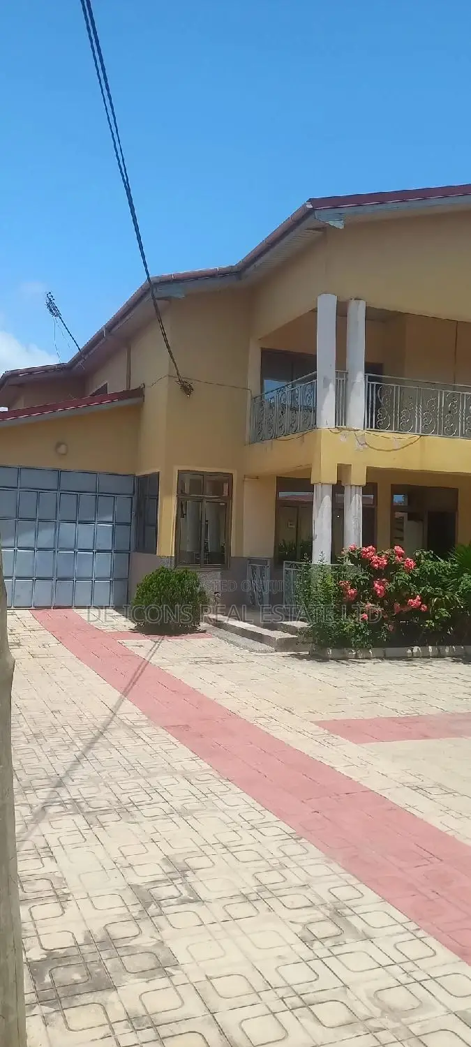 7bdrm Duplex in De-Icons Real Estate, Awutu Senya East Municipal