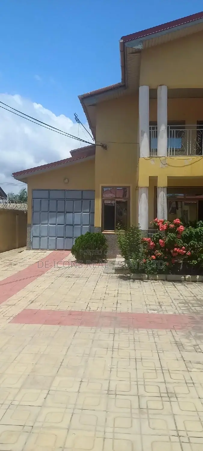 7bdrm Duplex in De-Icons Real Estate, Awutu Senya East Municipal