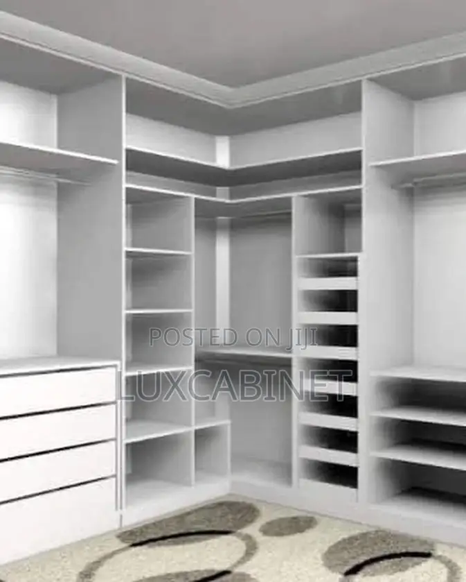 Simple and Luxurious Kitchen Walk-In Closet’S