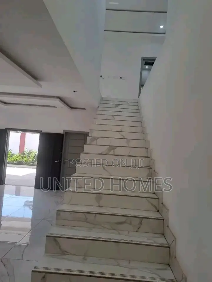 6bdrm House in East Legon for Sale