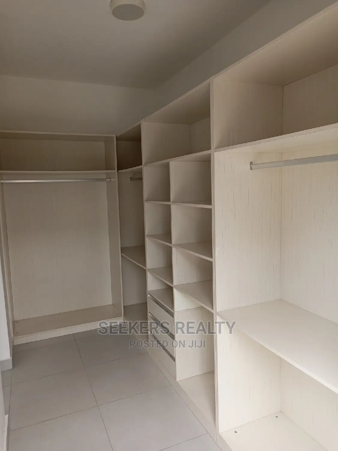 4bdrm Townhouse / Terrace in Seekers Realty, Cantonments for rent