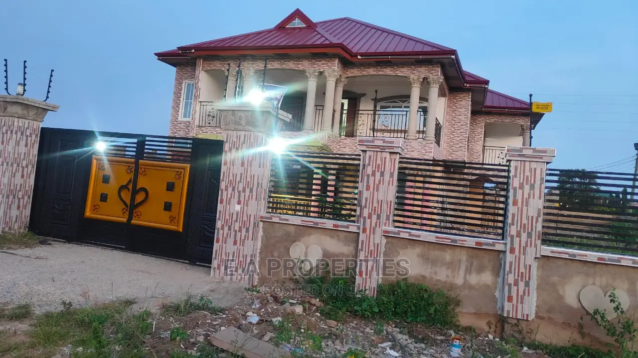 8bdrm House in E a Propertis, Agona East for Sale