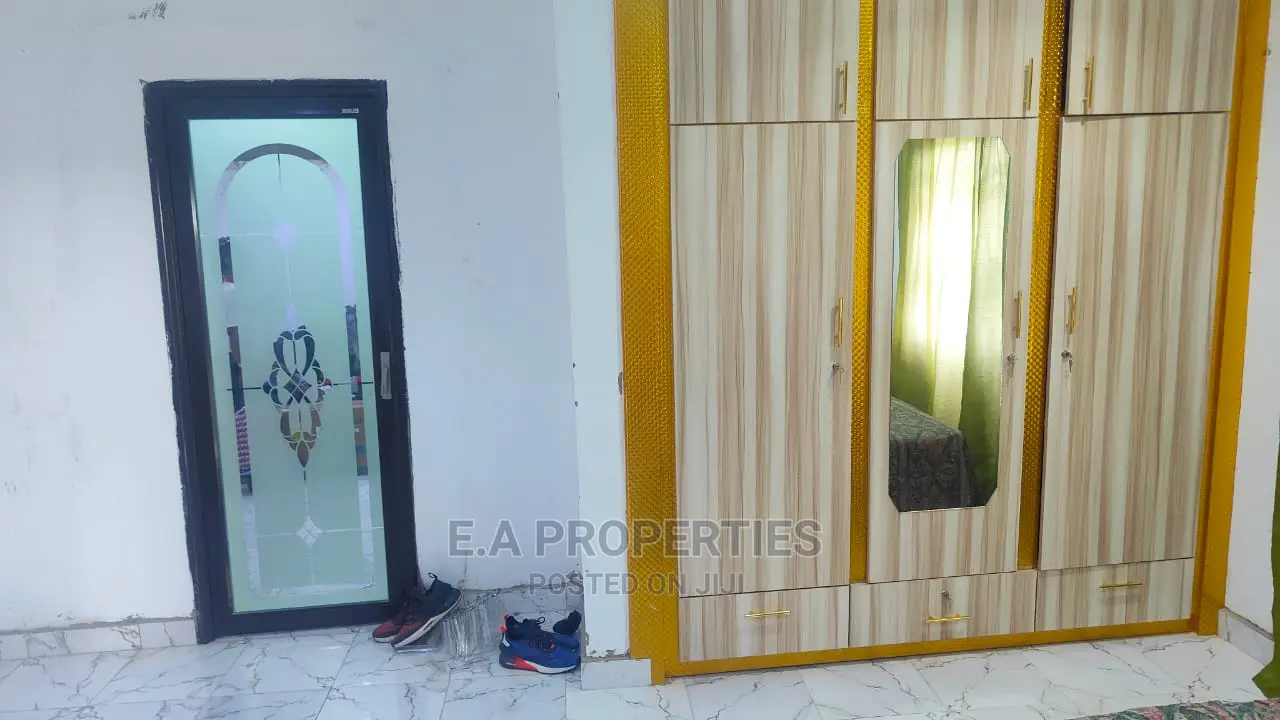 8bdrm House in E a Propertis, Agona East for Sale