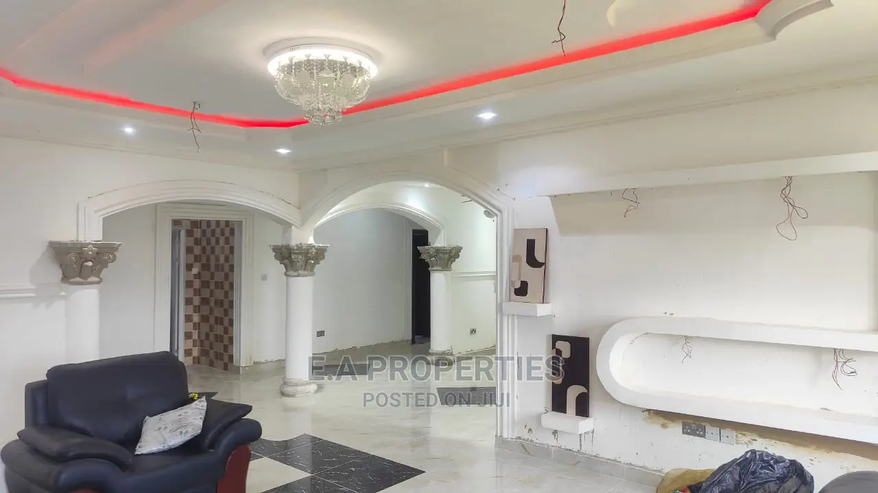 8bdrm House in E a Propertis, Agona East for Sale
