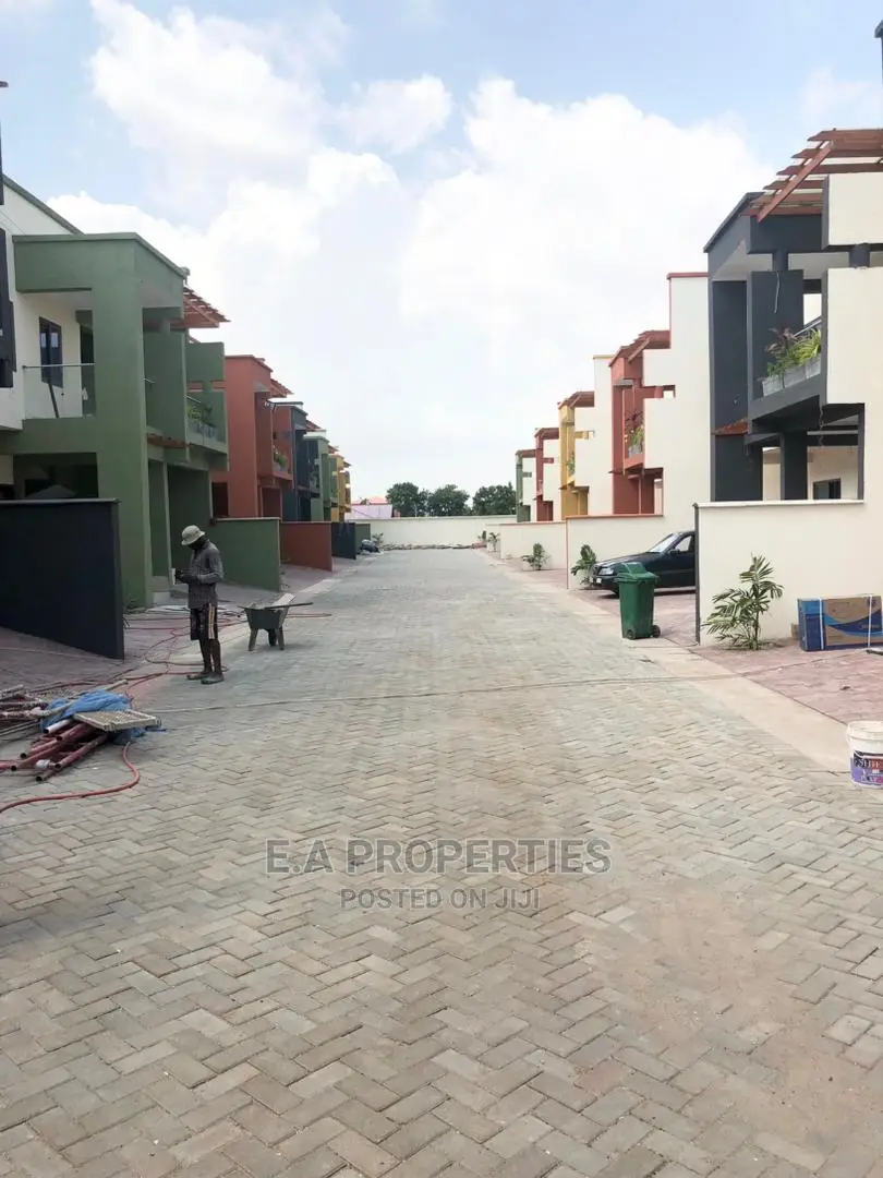 4bdrm House in E a Proprties, the Mall for Rent