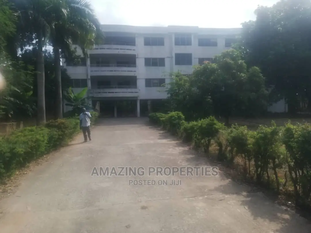 For Sale 30 Offices With Apartments Has Road at North Ridge