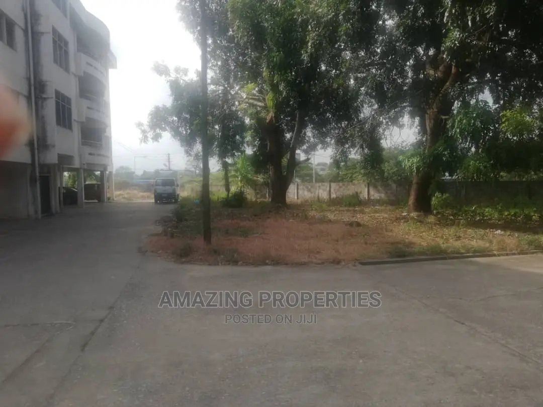 For Sale 30 Offices With Apartments Has Road at North Ridge