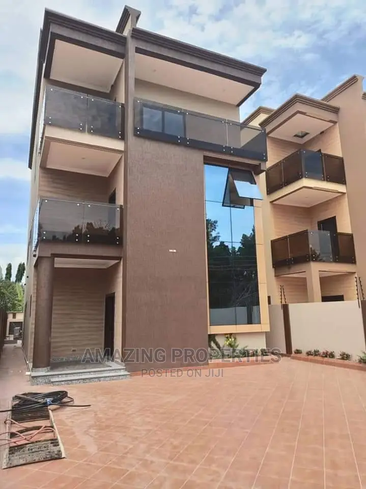 5bdrm House in , a C Mall Area for Rent