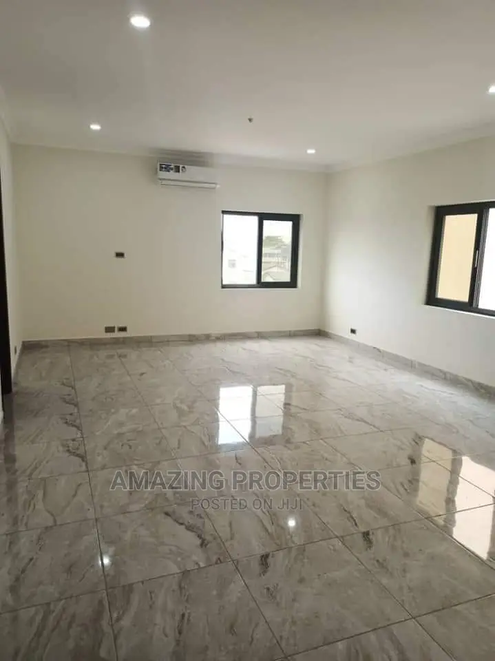 5bdrm House in , a C Mall Area for Rent