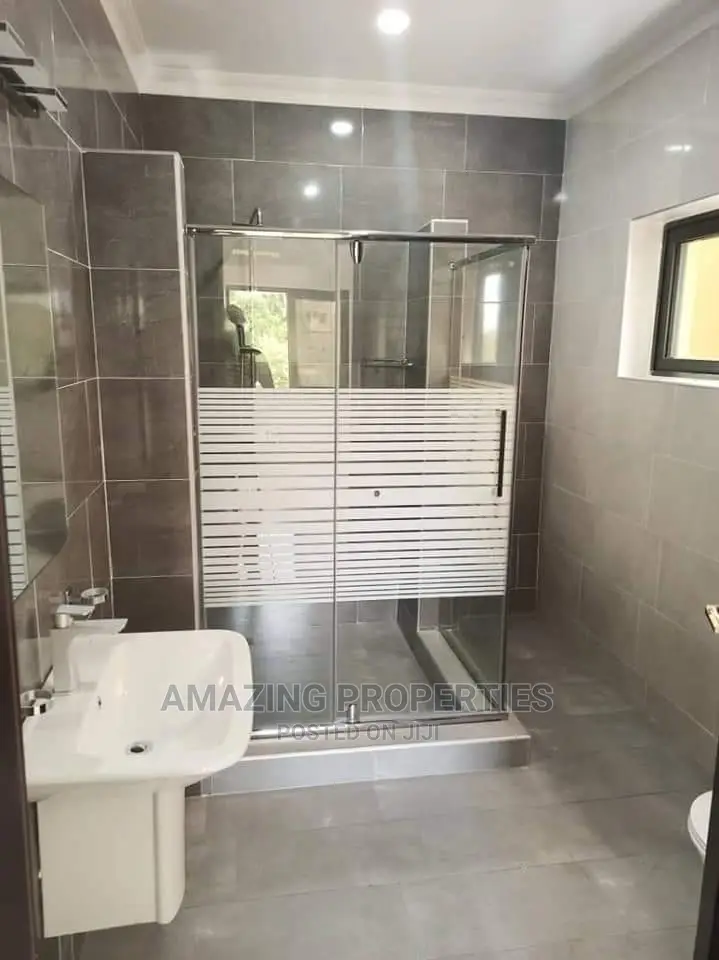 5bdrm House in , a C Mall Area for Rent