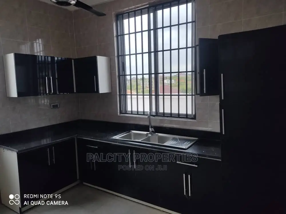 8bdrm Mansion in Santasi, Kumasi Metropolitan for Sale