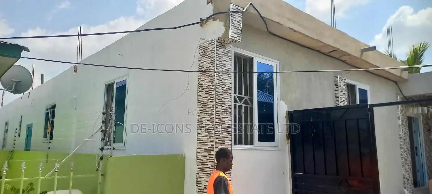 3bdrm Mansion in De-Icons Real Estate, Awutu Senya East Municipal