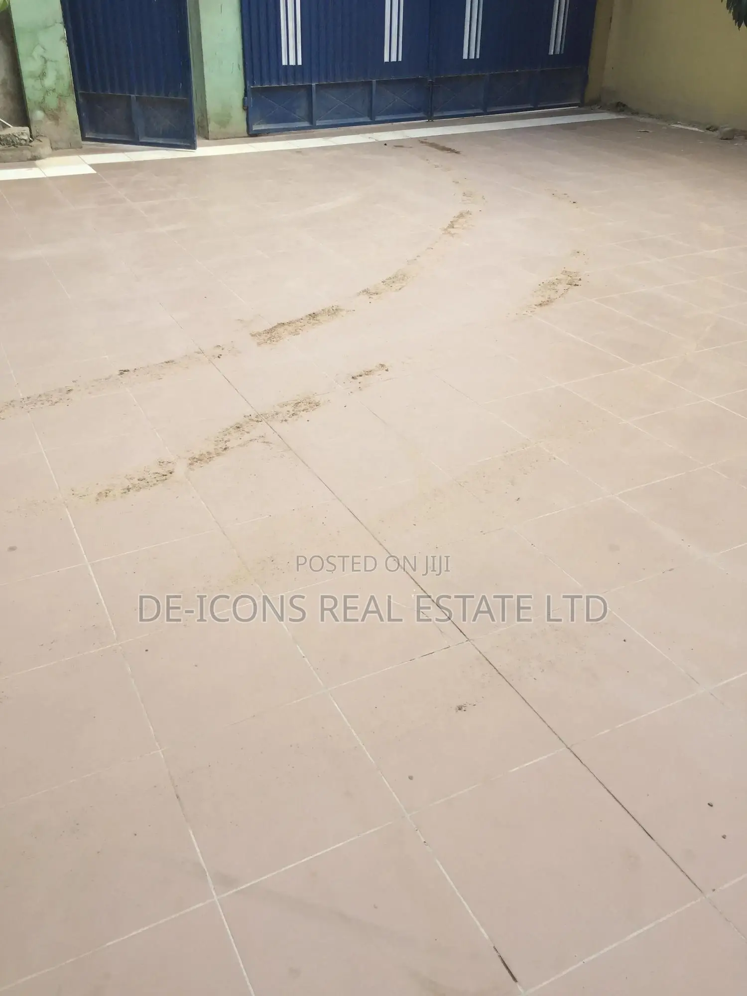 3bdrm Duplex in De-Icons Real, Awutu Senya East Municipal for rent
