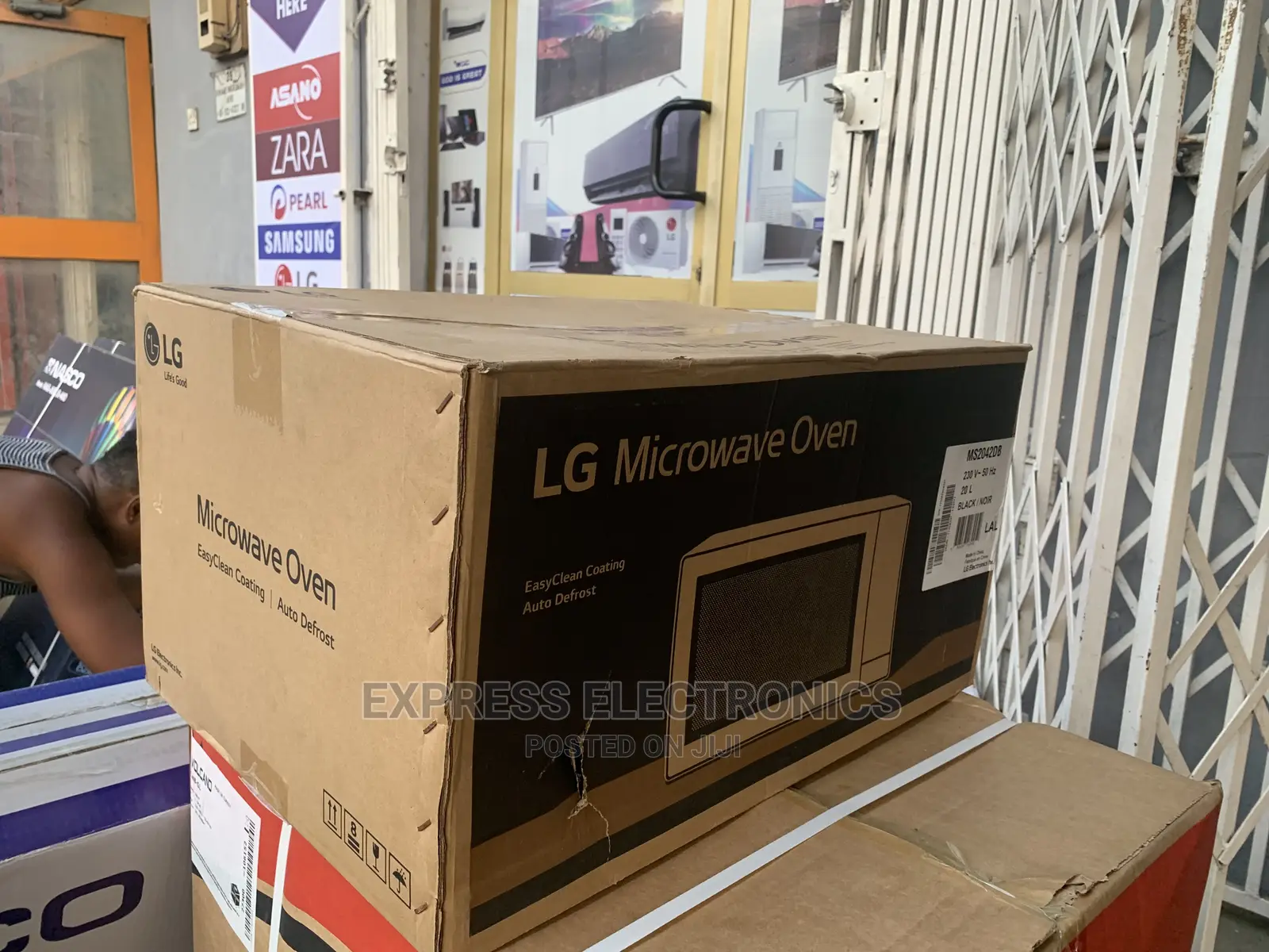 Fast Cook LG MS2042DB Microwave Oven