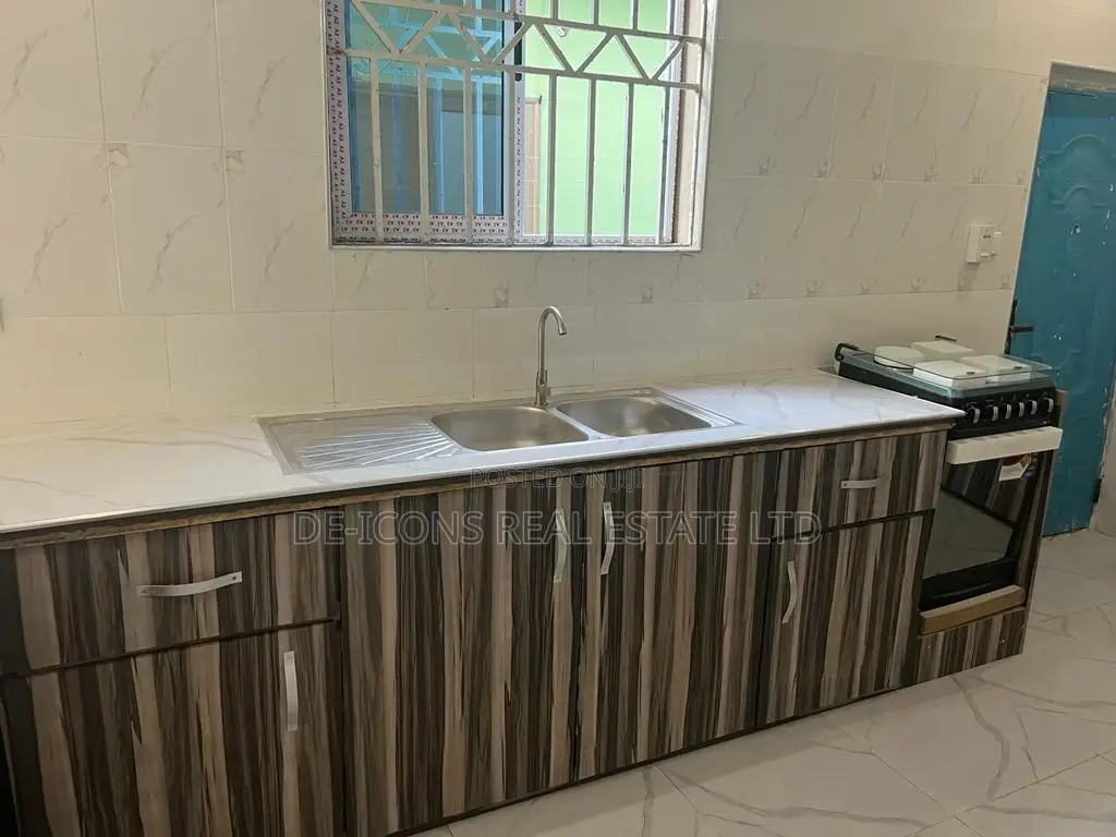 3bdrm Mansion in De-Icons Real Estate, Awutu Senya East Municipal