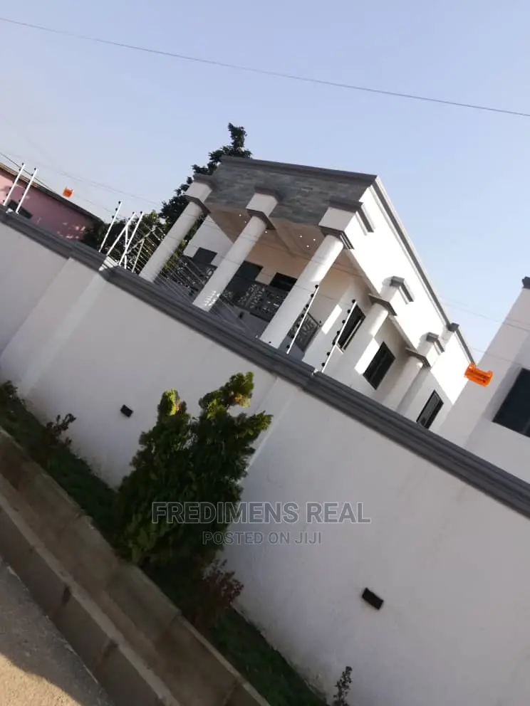 4bdrm House in Fredimens Real, Kumasi Metropolitan for Sale