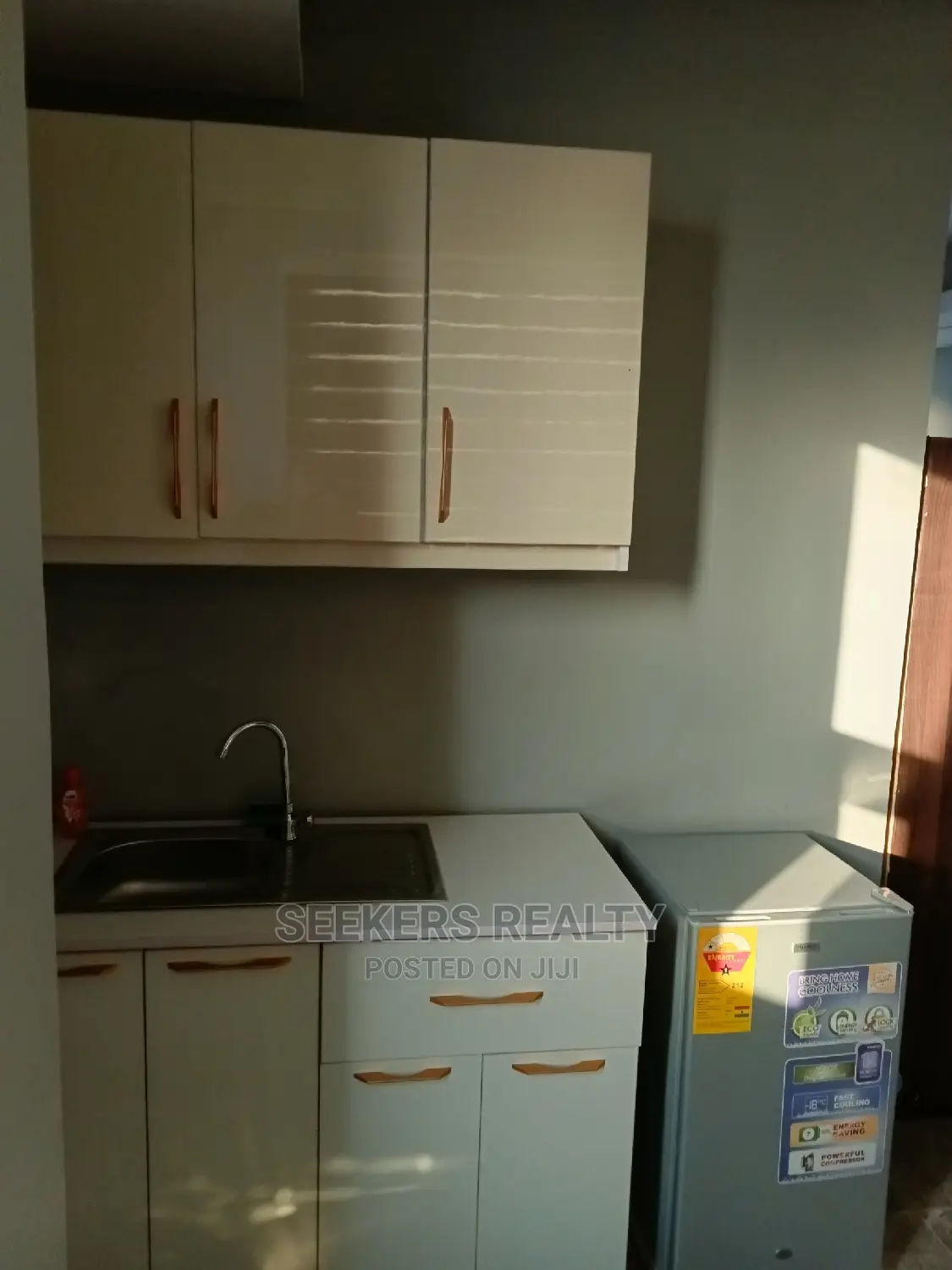 Furnished 1bdrm Apartment in Seekers Realty, Oxford Street for rent