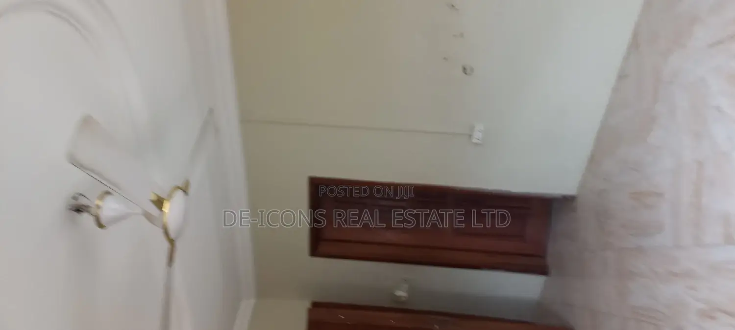 4bdrm Mansion in De-Icons Real Estate, Awutu Senya East Municipal