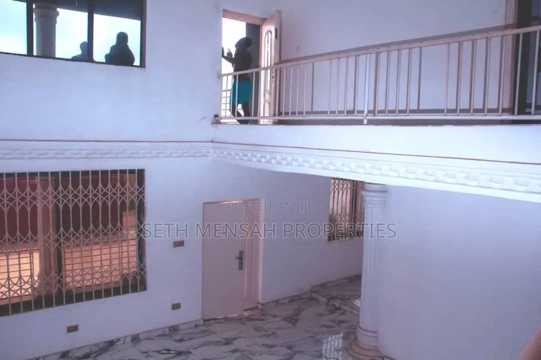 5bdrm House in Skm Property, Ashomang Estate for Sale