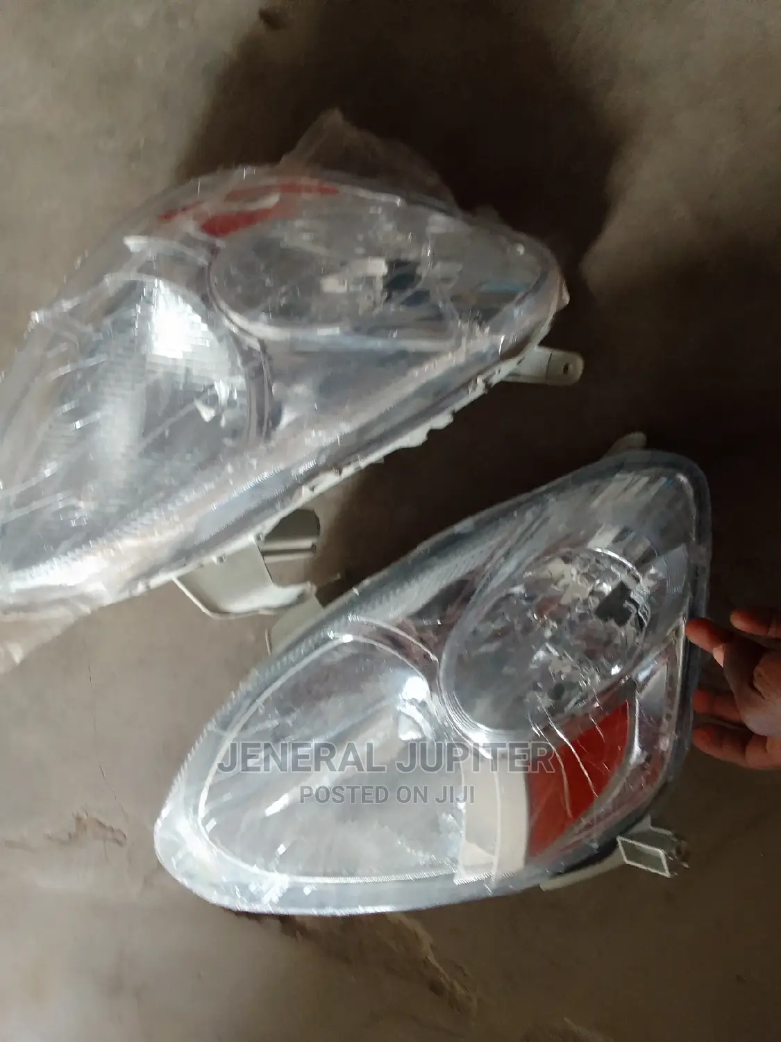 Toyota Echo 2004,2005,2006 Headlight Pair.