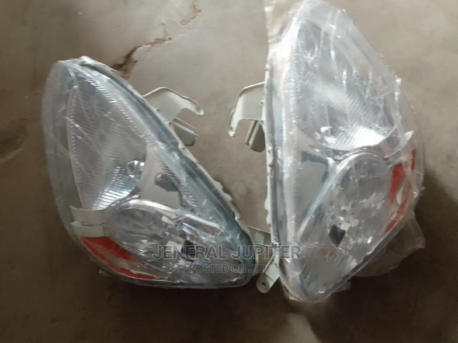 Toyota Echo 2004,2005,2006 Headlight Pair.