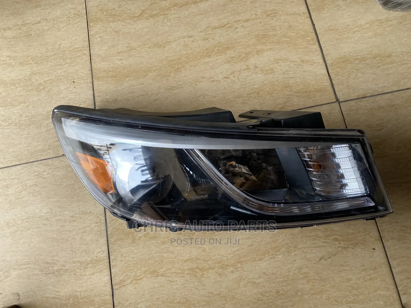 Kia Sedona 18 Headlight Available