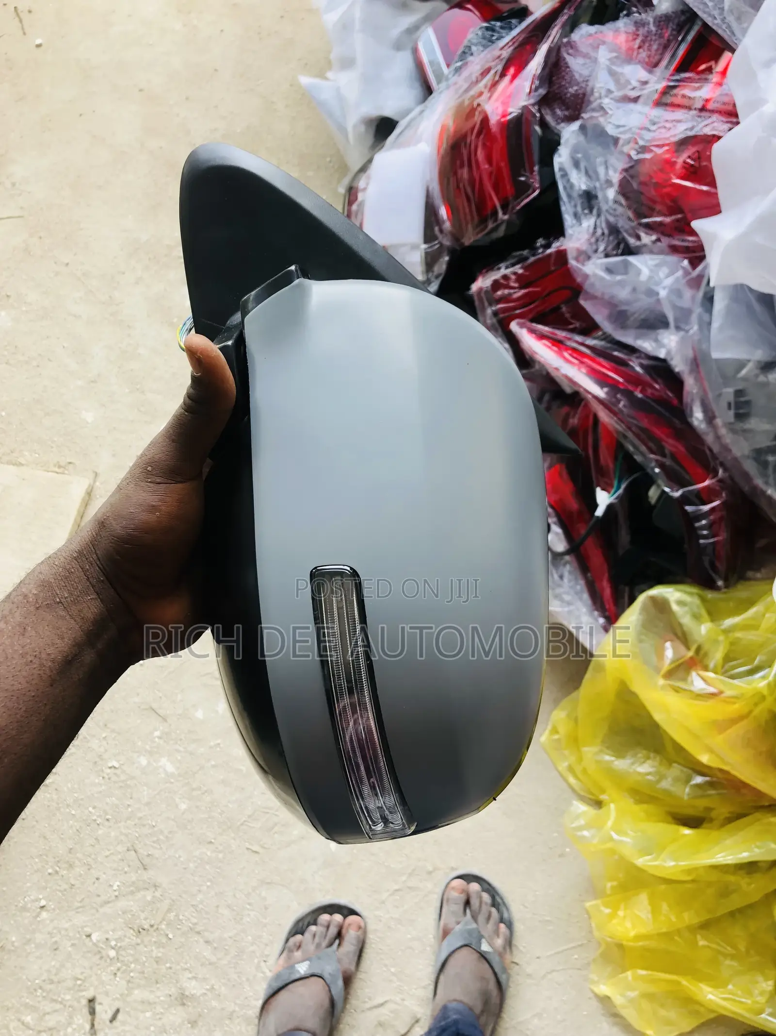 Outlander 2018 Mirror With Lights at the Back