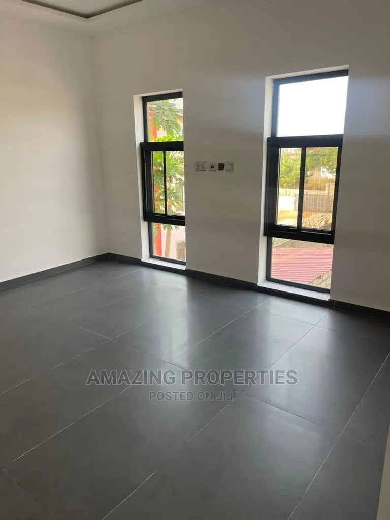 4bdrm House in Oyarifa for Sale