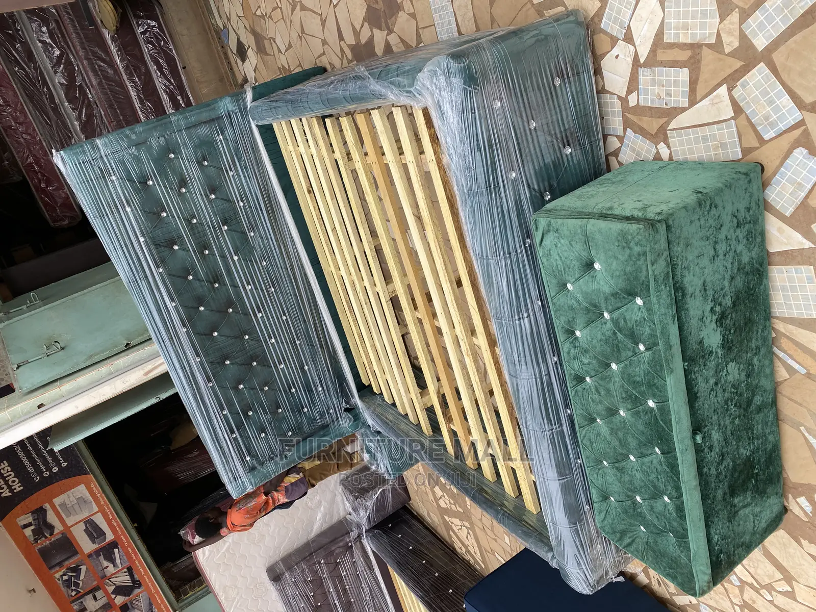 Promotional Queen Bed Frame With Aotoman.