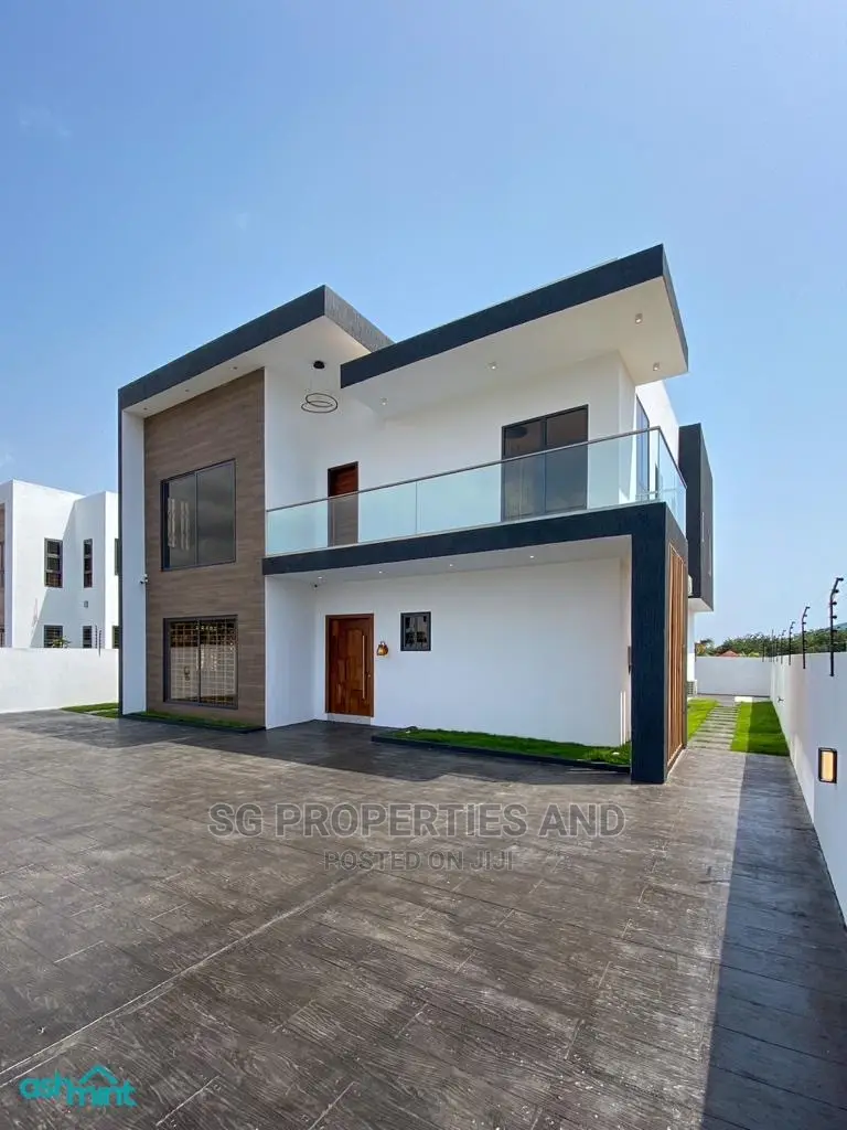 4bdrm Mansion in Community 18 Spintex for Sale