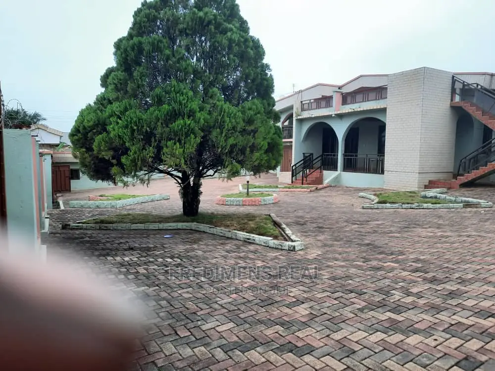 6bdrm House in Fredimens Real, Kumasi Metropolitan for Sale