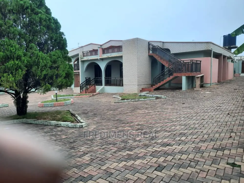 6bdrm House in Fredimens Real, Kumasi Metropolitan for Sale