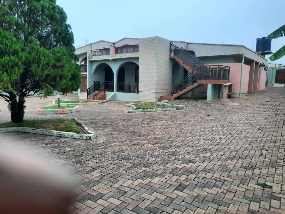 6bdrm House in Fredimens Real, Kumasi Metropolitan for Sale