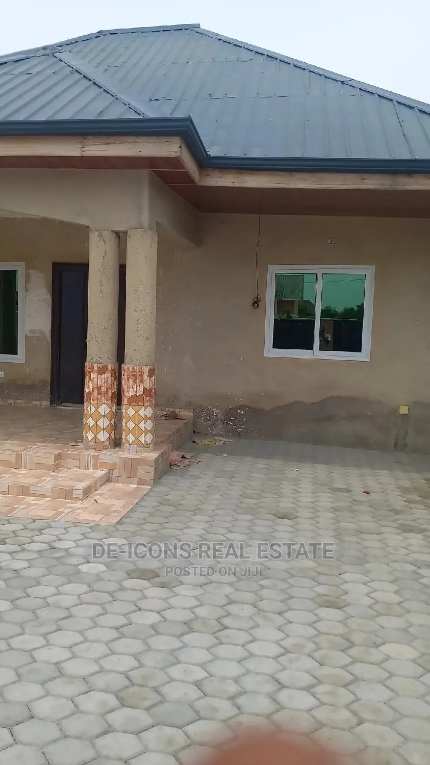 3bdrm House in De-Icons Real Estate, Awutu Senya East Municipal