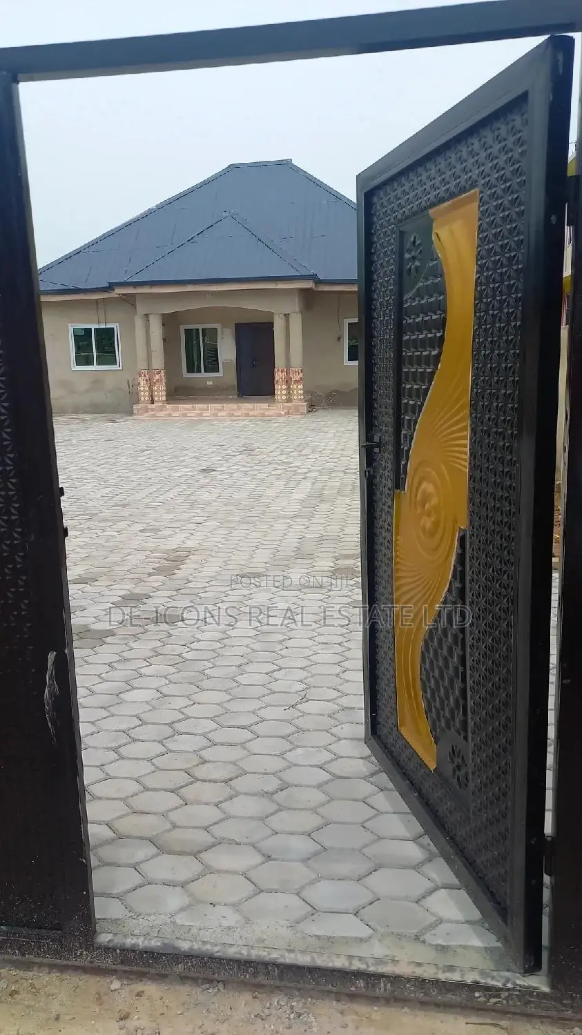 3bdrm House in De-Icons Real Estate, Awutu Senya East Municipal