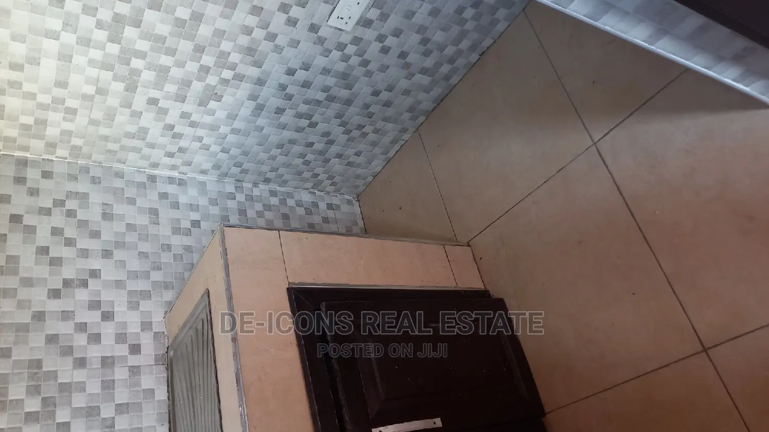1bdrm Duplex in De-Icons Real Estate, Awutu Senya East Municipal