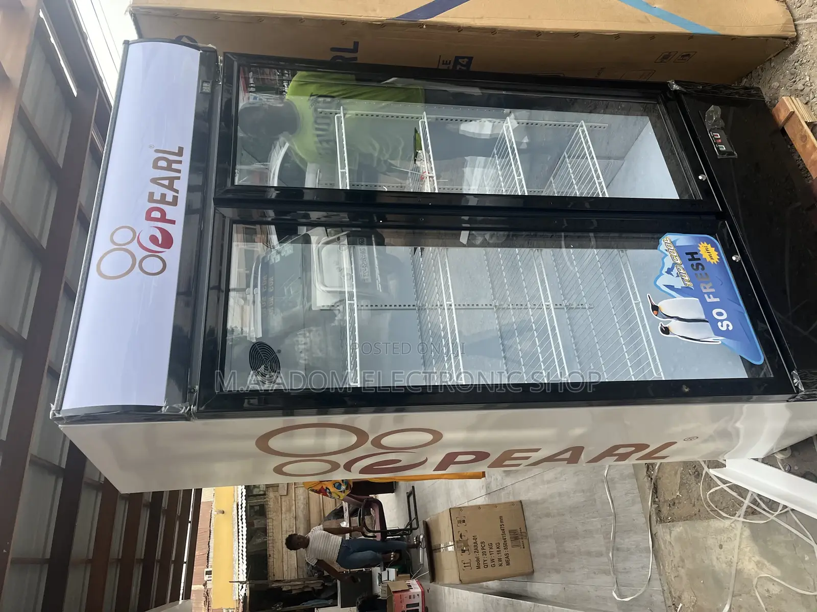 White Black Colour 600 Litres Showcase Fridge