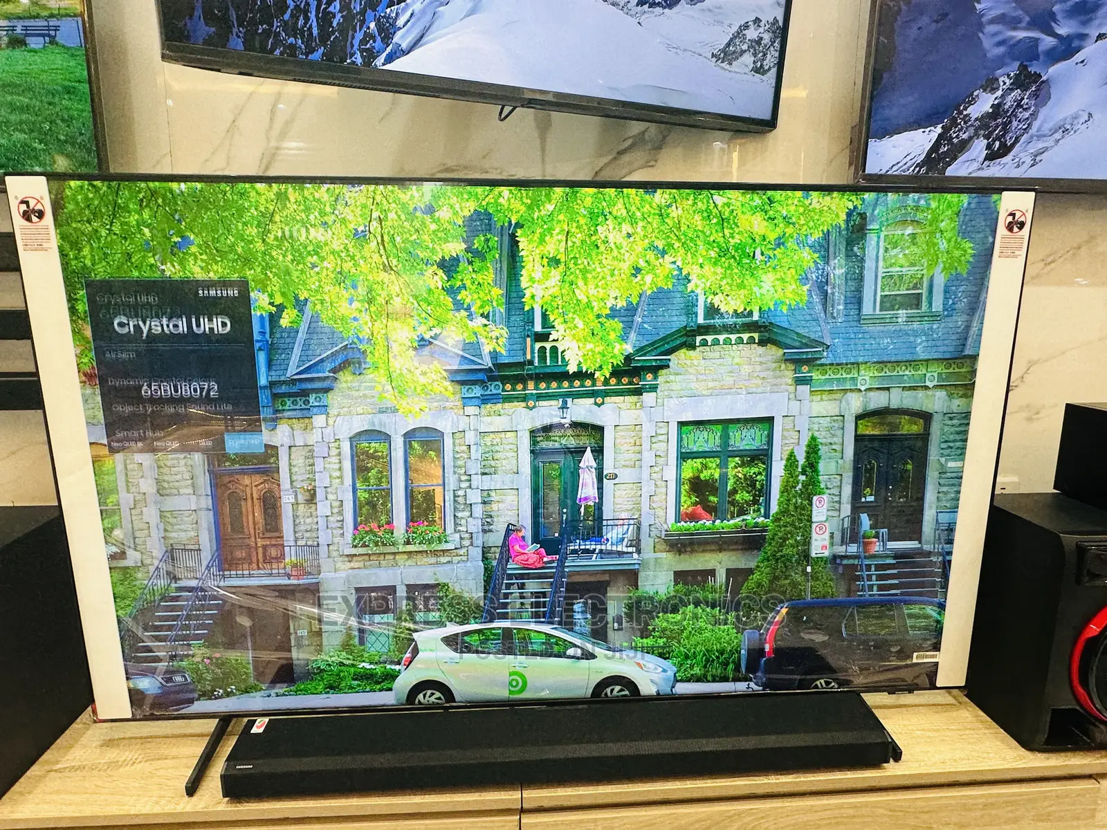 Sleek Black Slim Samsung UHD 75”Au7172 Tv