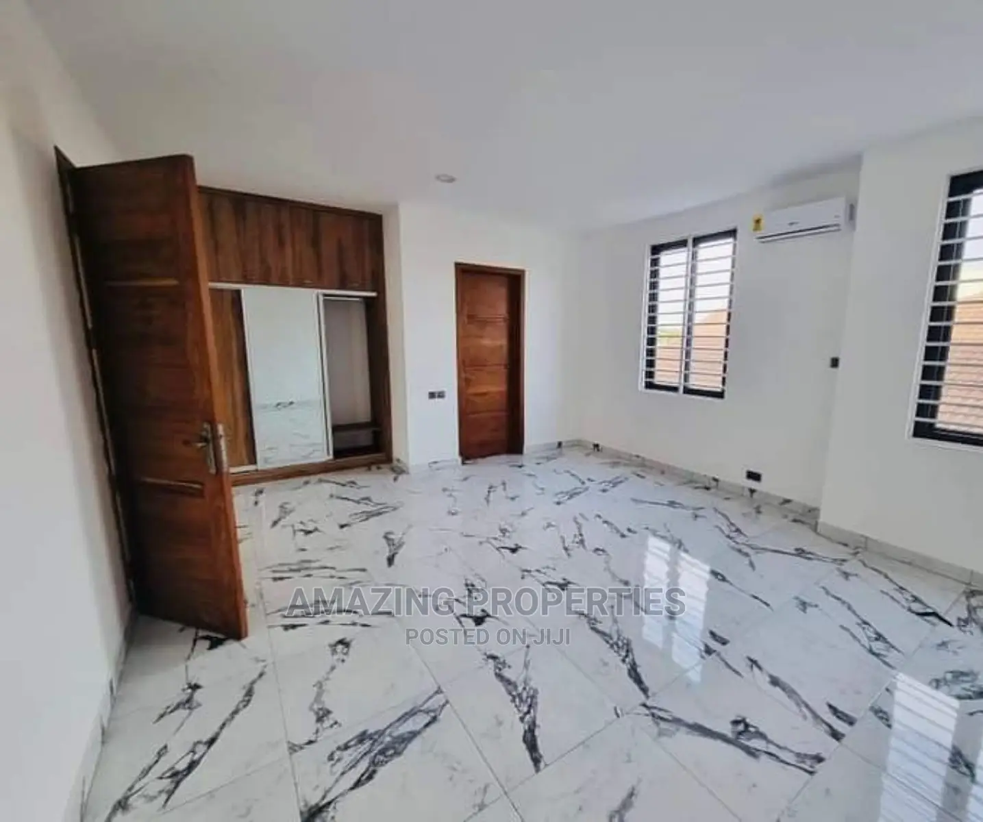 8bdrm House in East Legon for sale