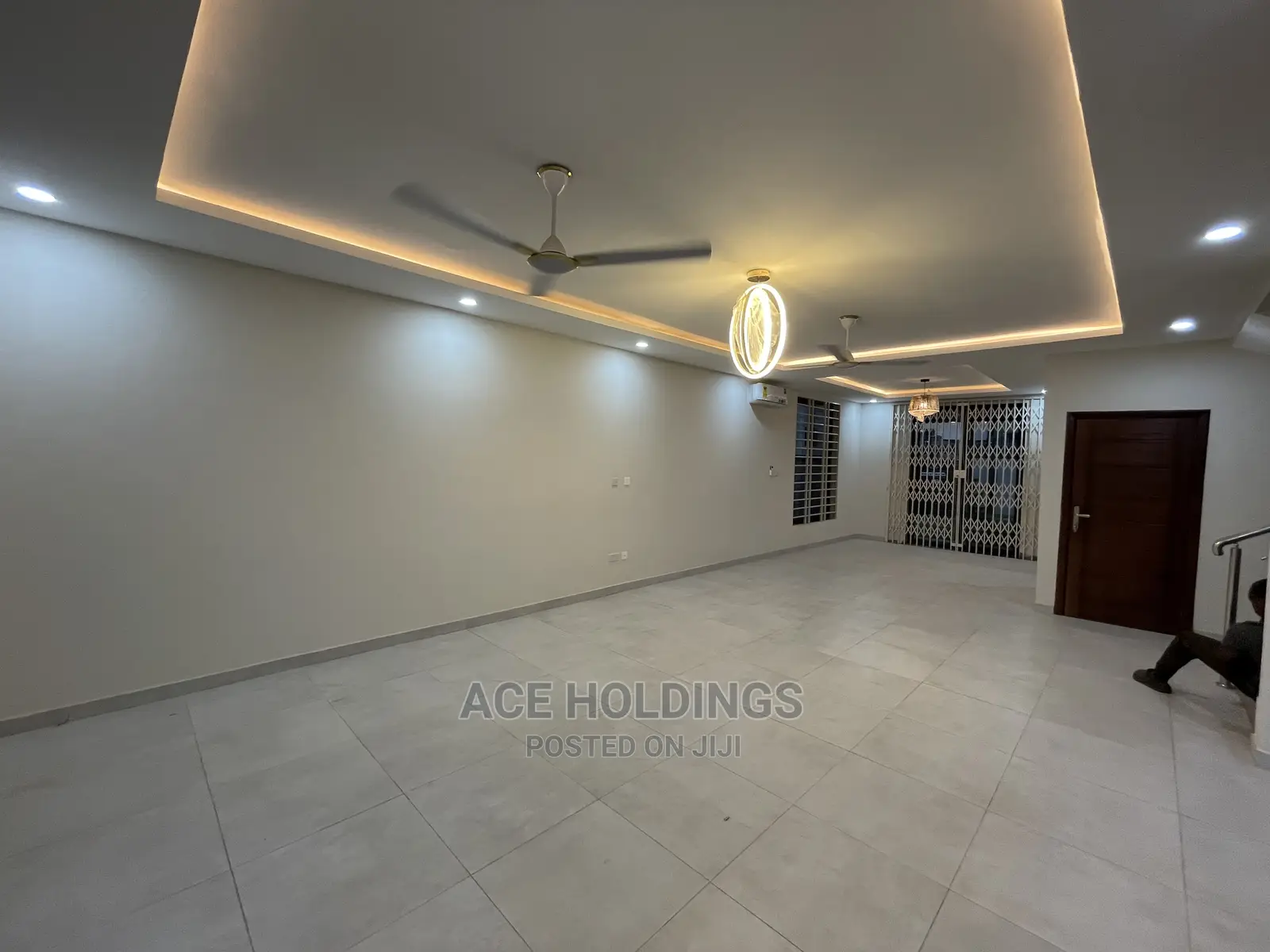 4bdrm Mansion in Community 7, Lake Side Estate for Sale