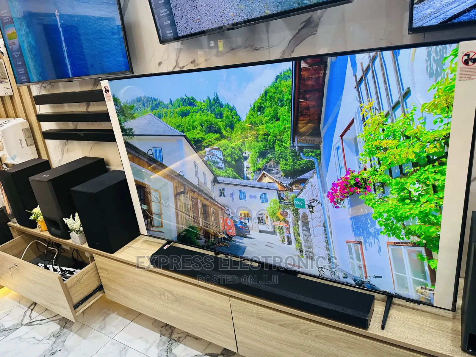 85AU7172 Samsung UHD Smart Tv  Sleek and Slim
