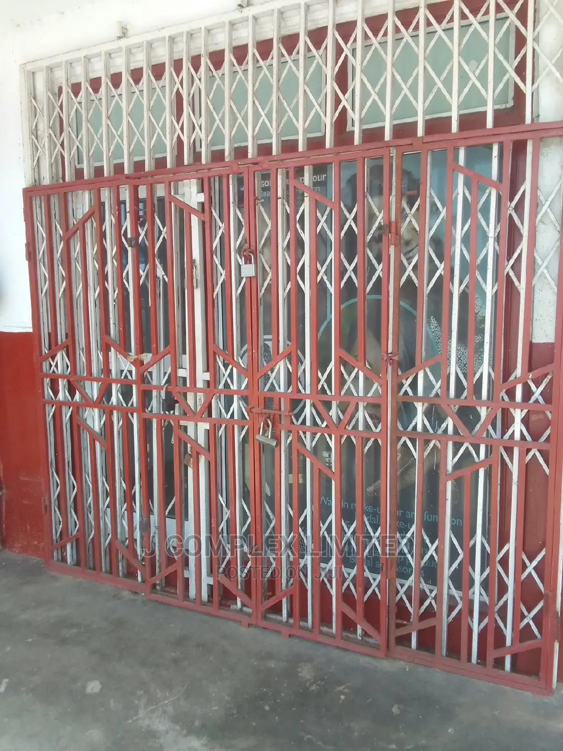 Shop to Let by the South La Estate Major Road