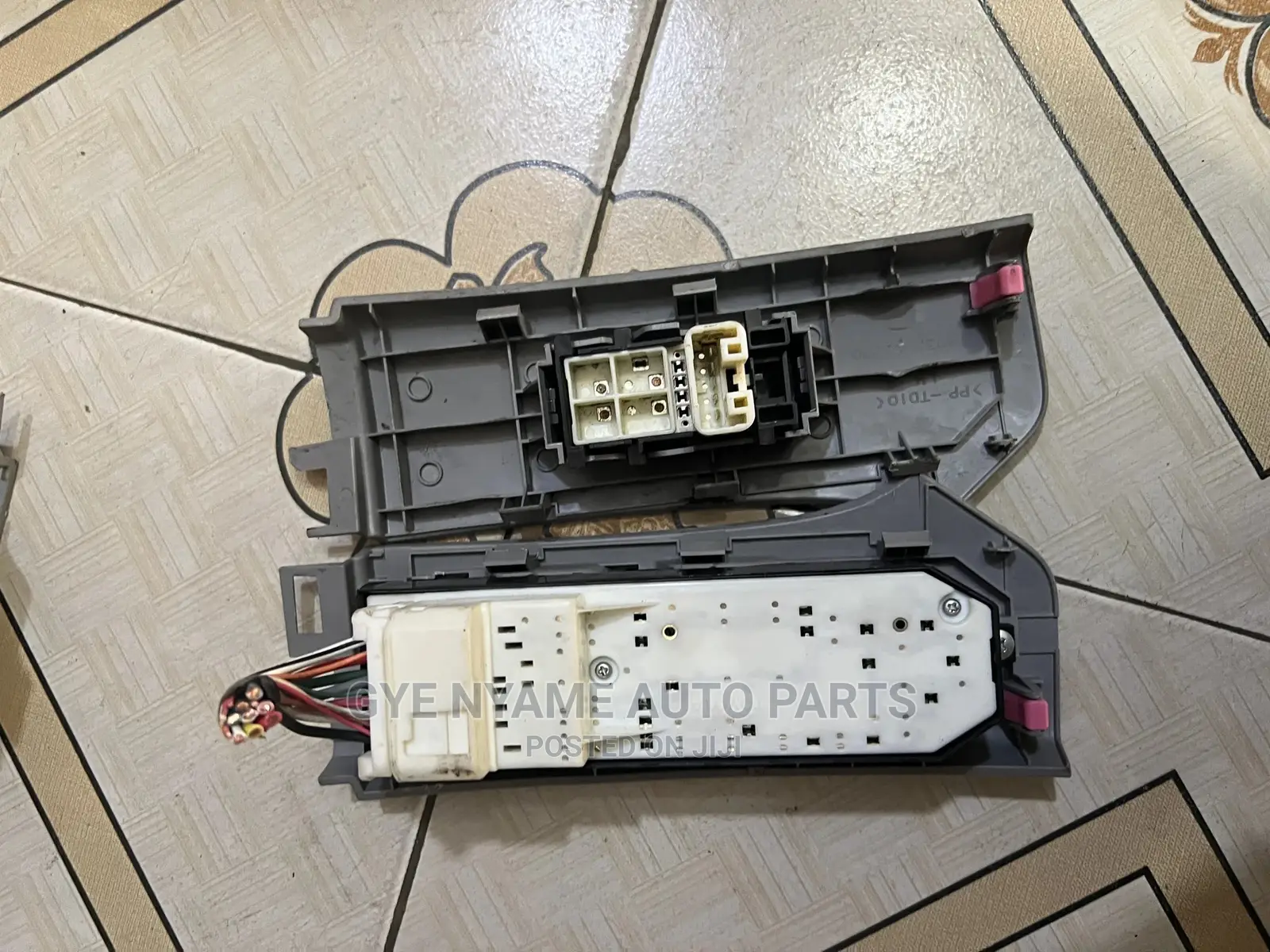 Toyota Vitz 2008 Model Door Switch