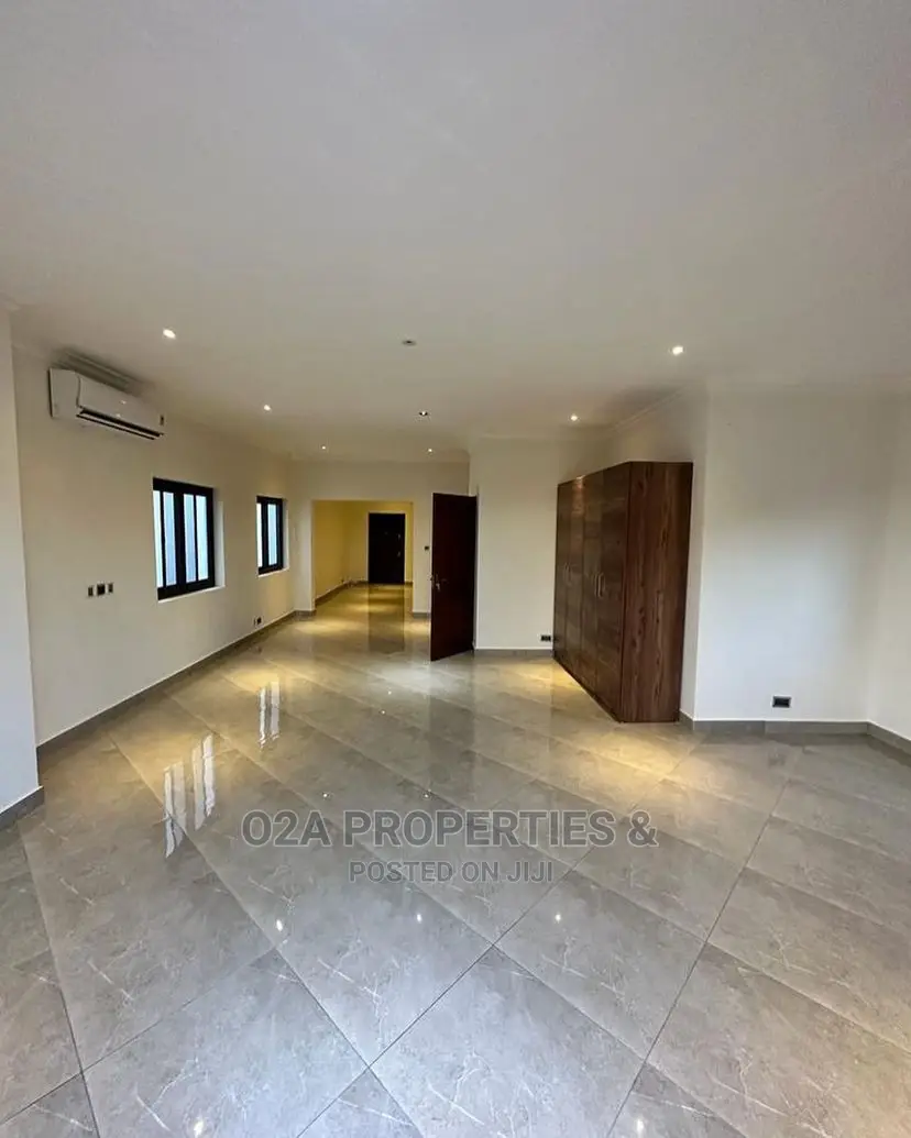 5bdrm House in a C Mall Area for Rent